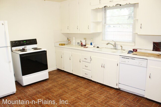Building Photo - 3 br, 1 bath House - 220 E. Stuart Street