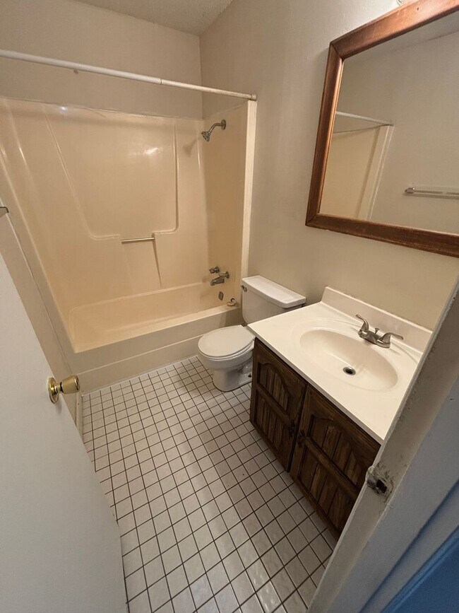 Foto del edificio - 3-Bedroom 2-Bathroom House in Fayetteville Near Fiesta Square!