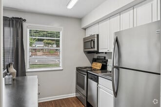 Majestic -2BR, 1BA - 900SF - Kitchen - Royal Park - Students save up to 10%!