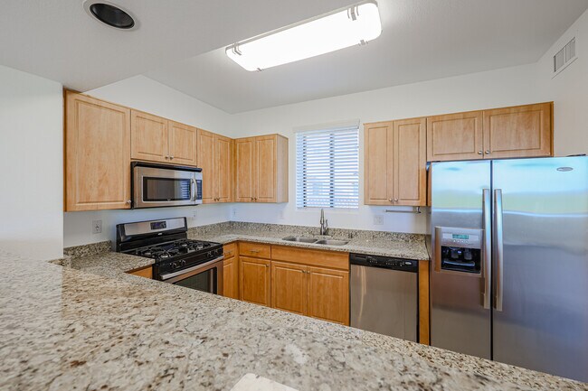 52nd / Oak Granite counters/Stainless appliances/gas stove - 2315 N 52nd St