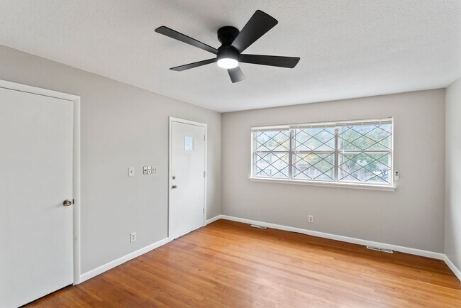 Foto del edificio - Modern Comfort in Independence, MO – 3-Bedroom Duplex! $1295.00