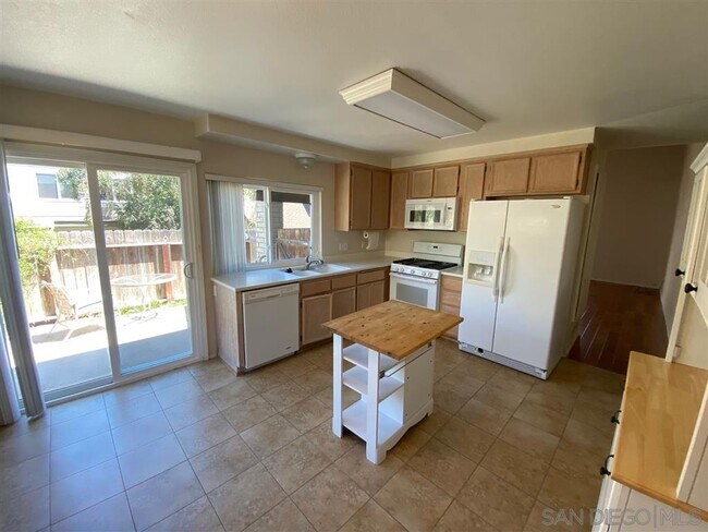 Building Photo - 5037 La Cuenta Dr
