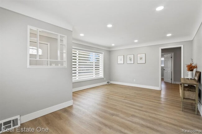 Building Photo - 6118 Amboy St