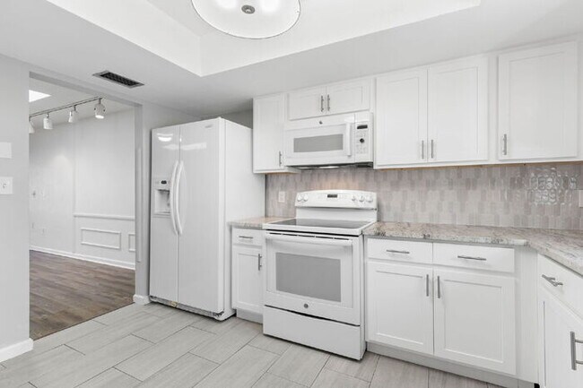 Foto del edificio - "Spacious 2-Bed, 2-Bath Condo Oasis in Prime Clearwater Location – 55+ COMMUNITY