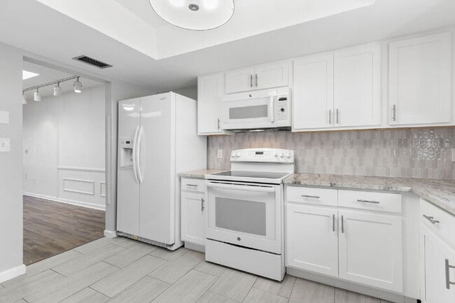 Building Photo - "Spacious 2-Bed, 2-Bath Condo Oasis in Prime Clearwater Location – 55+ COMMUNITY