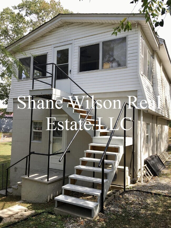 Building Photo - Cozy Upstairs 1 BR / 1 BA Duplex Unit For ...