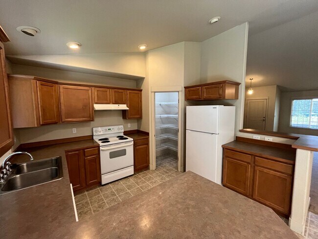 Building Photo - Cozy 3 Bed/2 Bath Single Level Home in NE ...