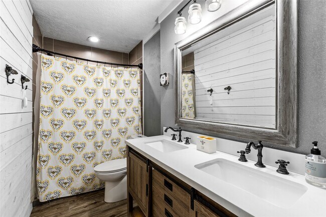 Foto del edificio - 112 April Wind Dr E