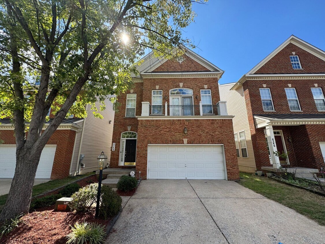Foto principal - Stunning 4 Bed 3.5 Bath Brick Townhome In ...