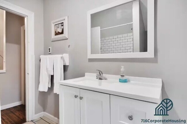 Foto del edificio - Furnished 1-Bedroom Upper Apartment on Prospect Ave