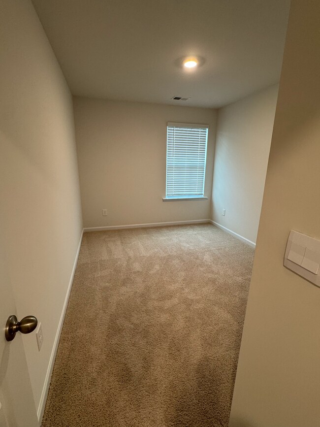 Building Photo - 2840 Egert Dr