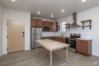 1BR, 1BA - 651SF - Kitchen - Vanne