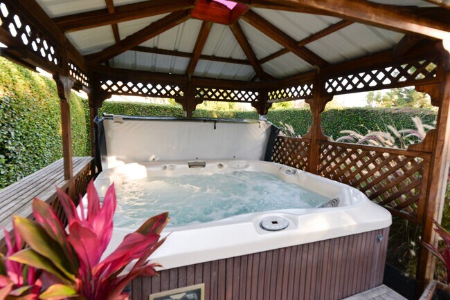 Foto del edificio - Spacious & Fabulous! Two story 3 bedroom 2...