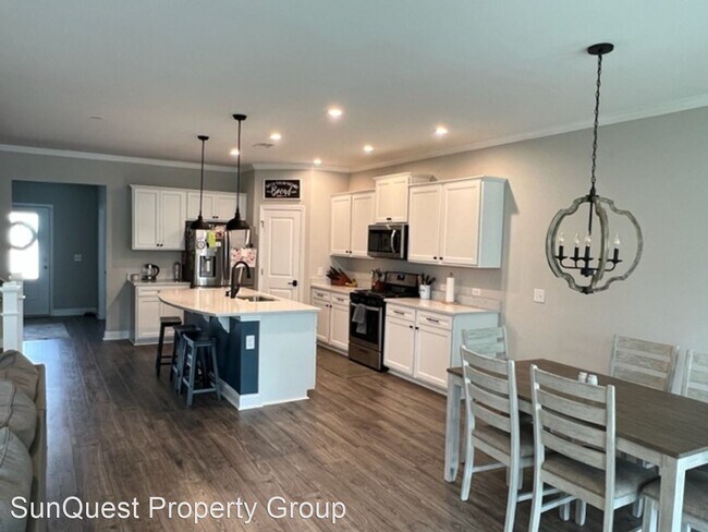 Foto del edificio - 5 br, 3 bath House - 52 Dudley Avenue