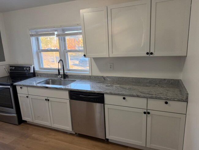 Foto del edificio - 1665 Elaine Rd