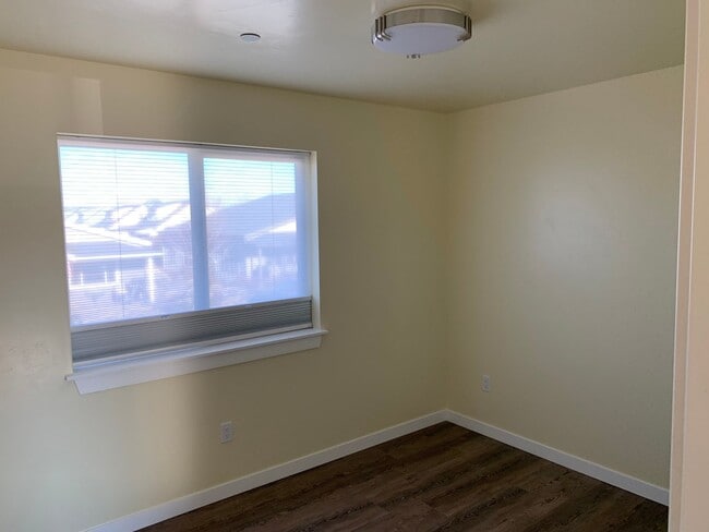 Building Photo - CHECK OUT THIS WARM 1 BEDROOM, 1 BATH APAR...