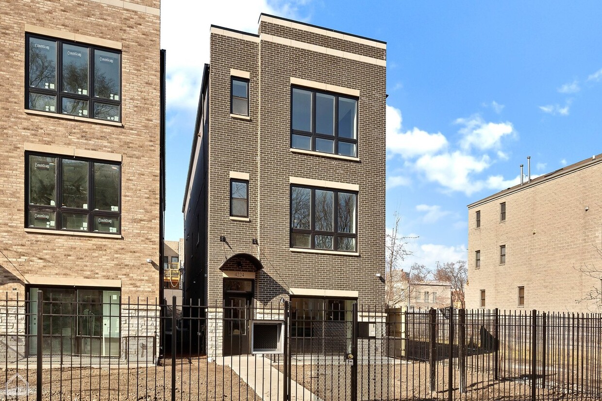 Foto principal - 1424 E 66th Pl