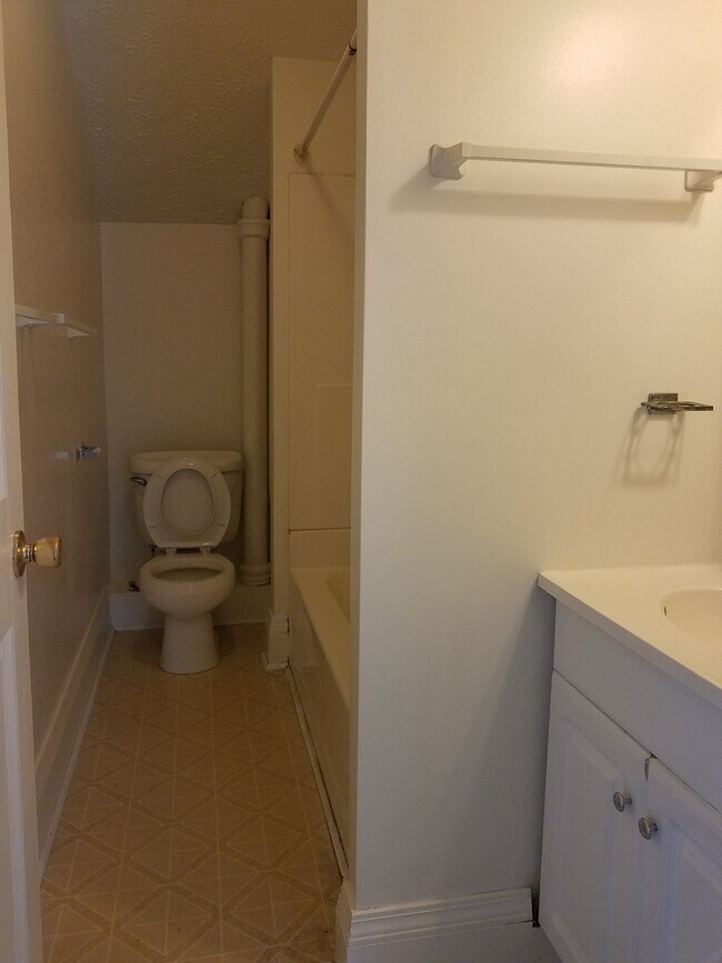 Building Photo - 617 N 3rd Apt A