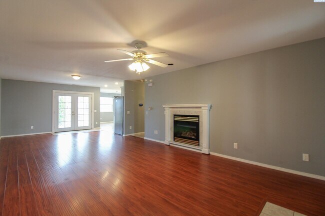 Foto del edificio - 3 Bed/2 Bath House in West Kennewick