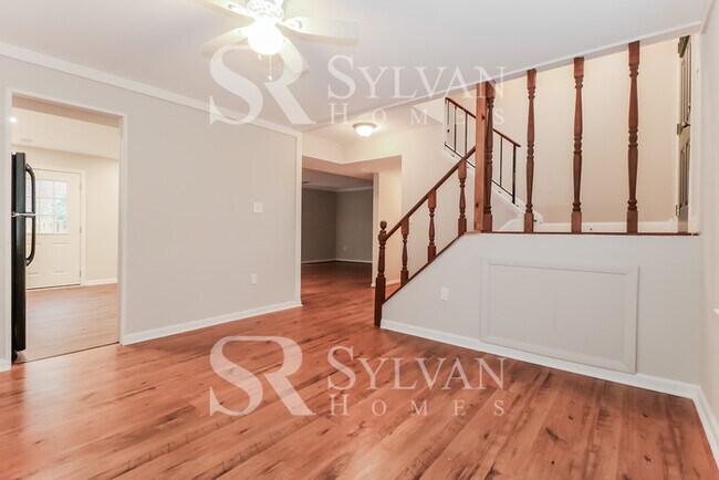 Building Photo - Welcome home to this 4 bedroom, 2.5 bathro...