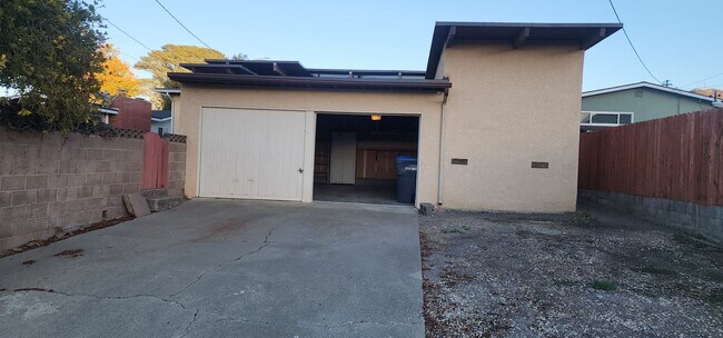 Foto del edificio - This is a spacious house featuring four bedrooms and two bathrooms, along with a two-car garage.