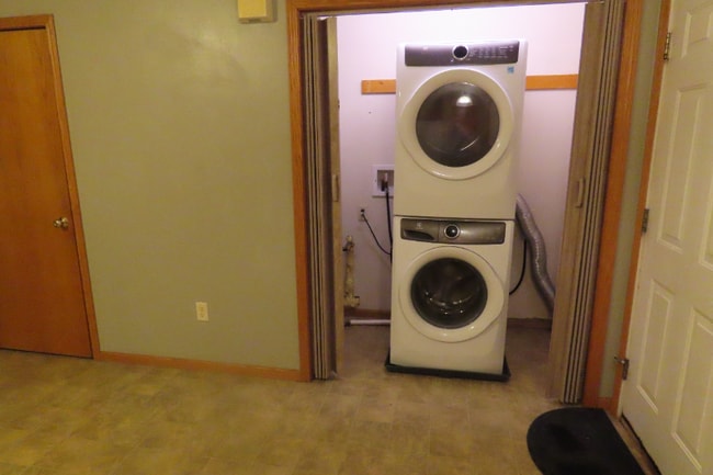 Building Photo - 2025 S Main St