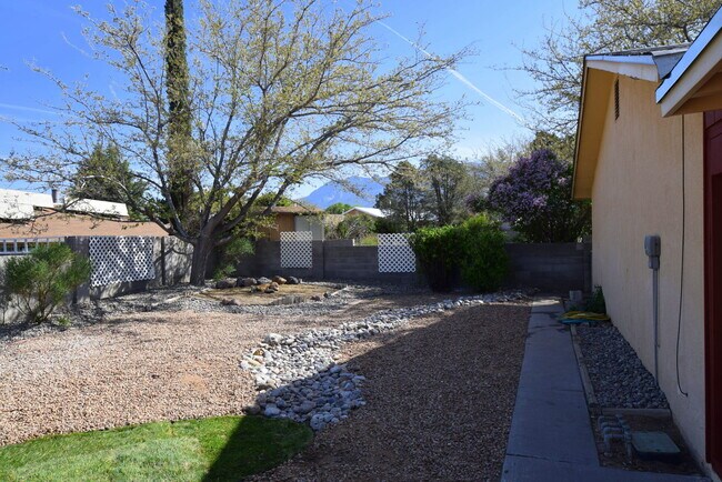 Foto del edificio - Pristine NE Home! NEW KITCHEN LA CUEVA S.D.  Call today 505-796-1400