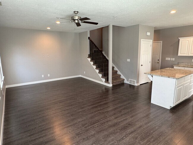 Building Photo - Beautiful 3 bedroom 2 1/2 bath townhome