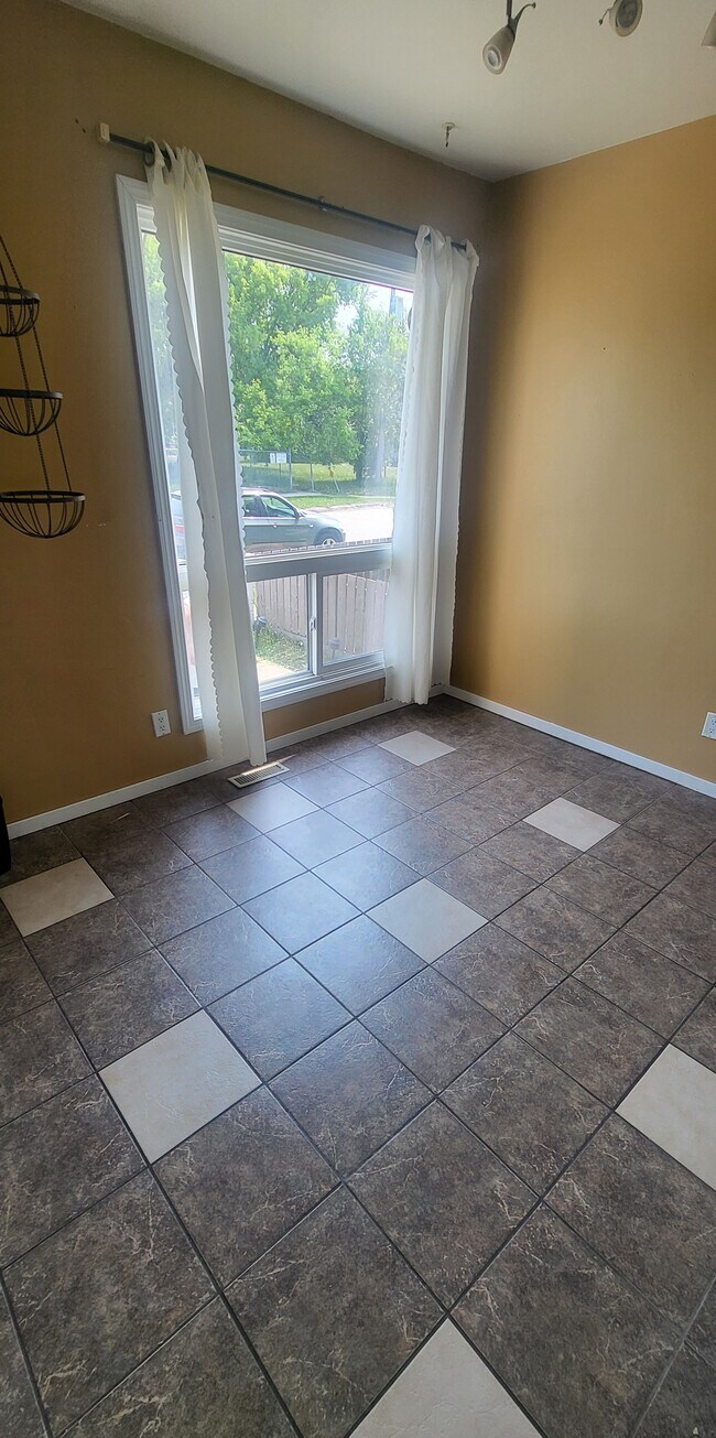 Photo du bâtiment - 765 Nassau St S