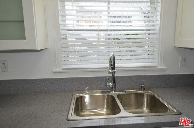 Foto del edificio - 6120 Overhill Dr