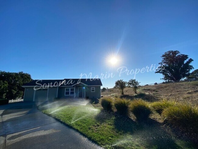 Building Photo - ~ Country Home ~ 2 Bedrooms & 2 Full Bathrooms with Attached Garage ~ Gated Community