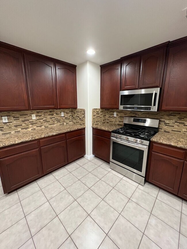 Building Photo - Spacious Southwest 4 Bedroom