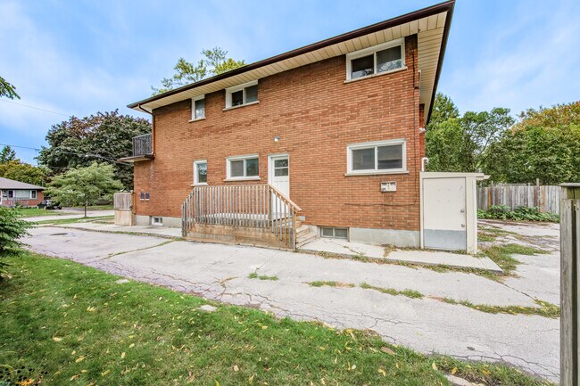 Photo du bâtiment - Stylish 1.5 Bedroom Apartment – All Utilities & Parking Included – $1,475/month