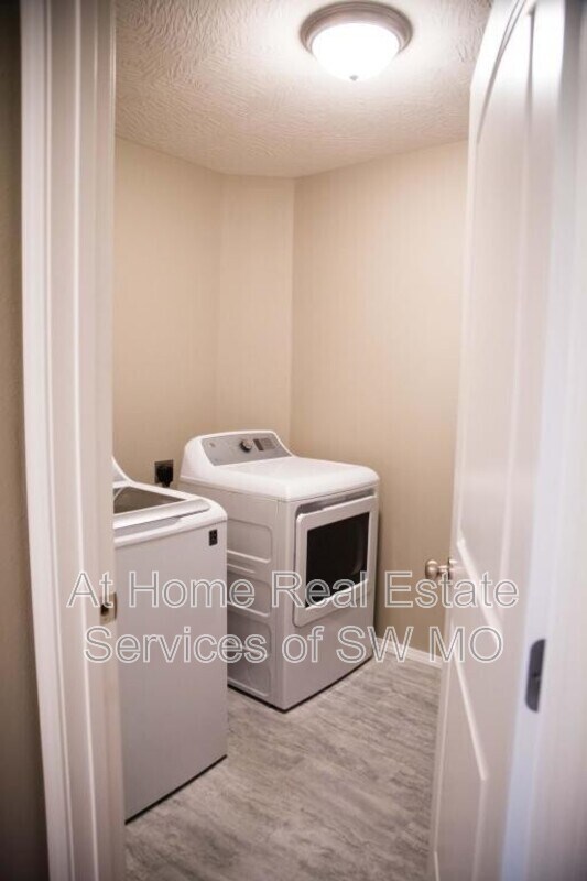 Building Photo - 1087 S Tanner Dr