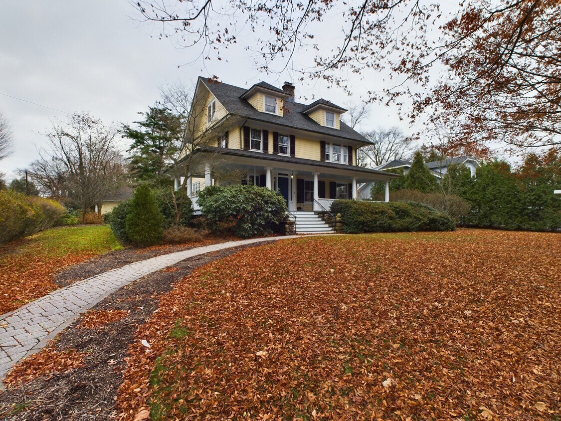 Foto principal - 247 S Irving St