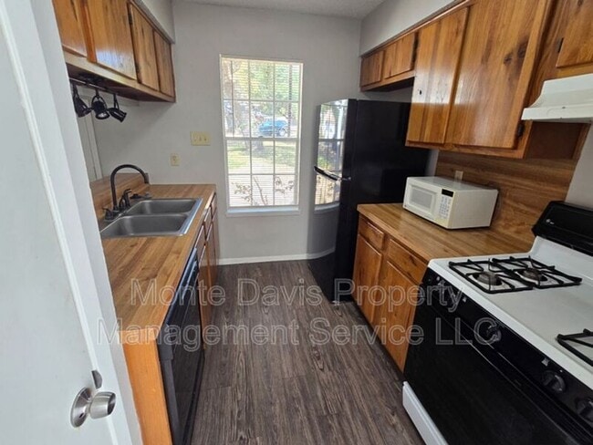 Foto del edificio - 12005 Arrowwood Dr