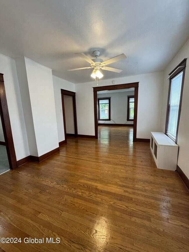 Building Photo - 307 Broadway