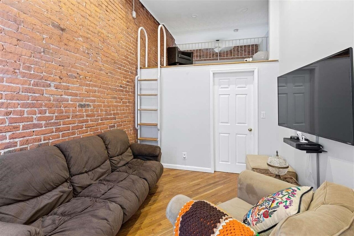 Primary Photo - 709 Adams St