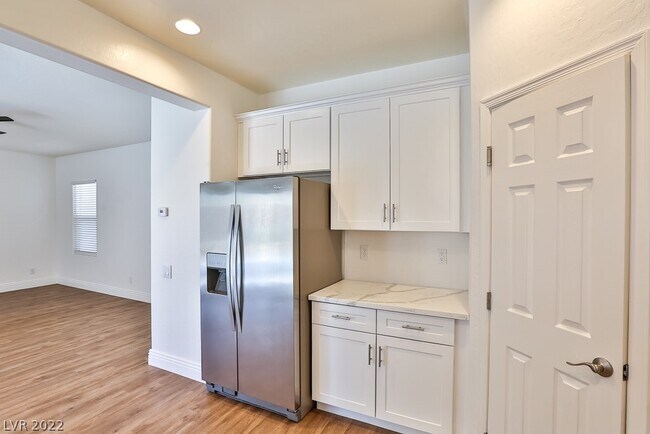Building Photo - 2693 Niddrie Ave