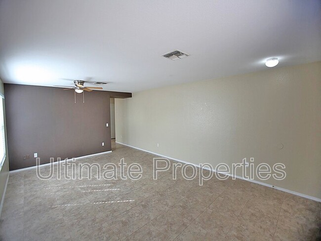 Foto del edificio - 15623 W Caribbean Ln