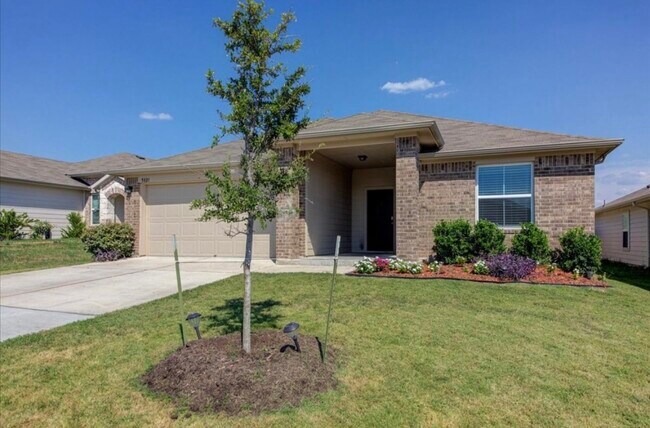 *Fully Furnished* Smart home 5 mins from Tesla - 5821 Ronee Leah Dr