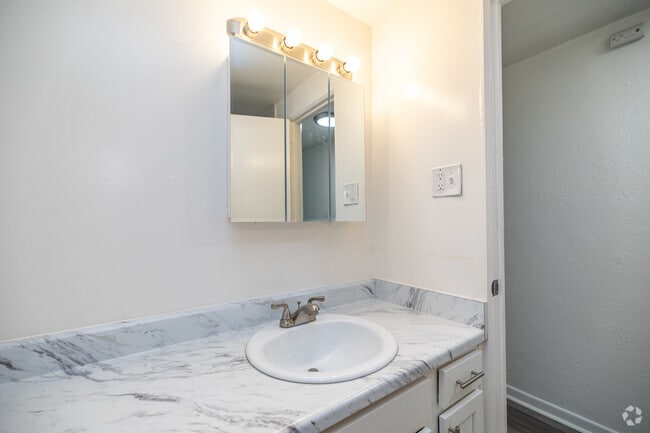 1BR, 1BA - 689SF - Bathroom - Mayor Apartments - UTILITIES INCLUDED*!