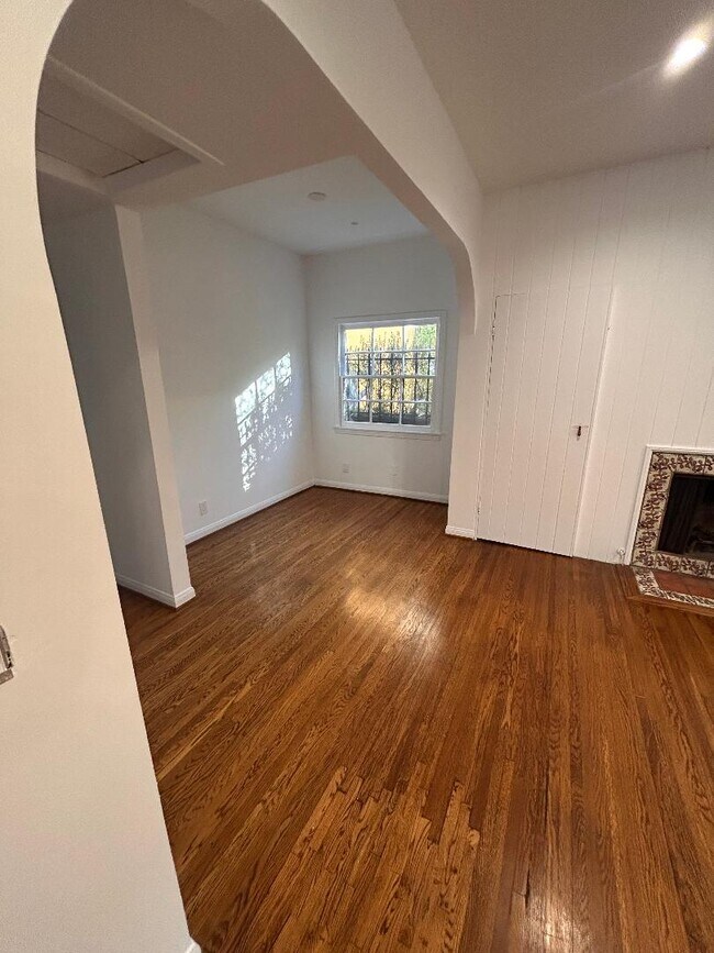 Foto del edificio - 1326 N Laurel Ave