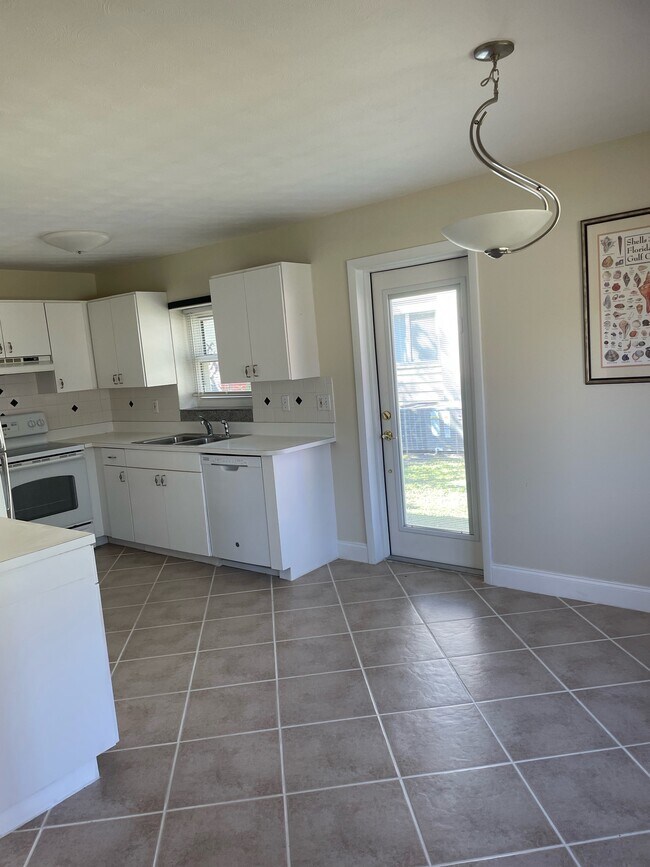 Building Photo - 1562 Coconut Dr