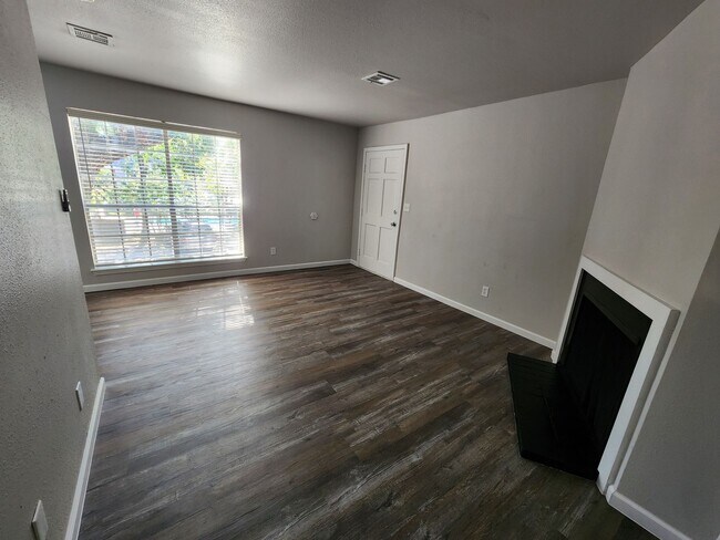 Foto del edificio - NOW LEASING 2 BEDROOM