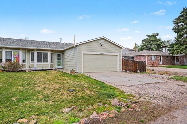 Foto del edificio - Beautifully Updated Littleton Home with Huge Yard & Basement Storage