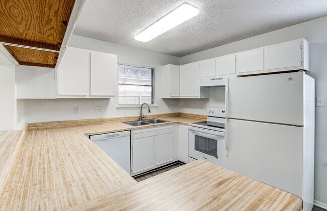 Foto del edificio - 2900 Jadewood Ct