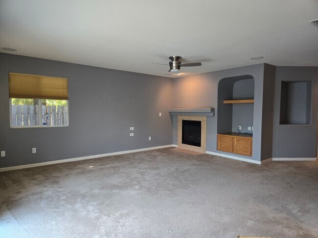 Building Photo - Spacious 4 bed, 3 bath, 2-story House at E...