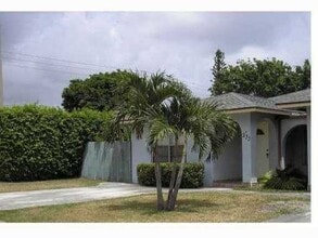 Building Photo - 233 Pine Terrace