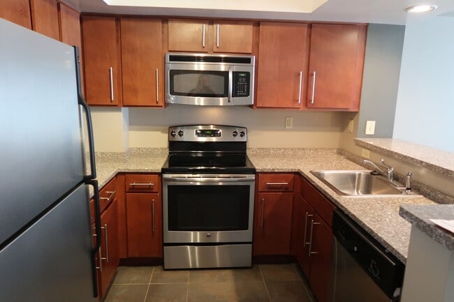 Foto del edificio - Short-term lease ONLY (NOW through July 15, 2026) - Lake Plaza Condominiums 3BD/2BA for NOW! $300...
